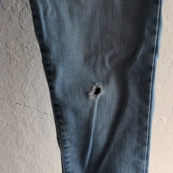 Levi's Mile High Super Skinny Jeans with hole on knee - Picture 2 of 3
